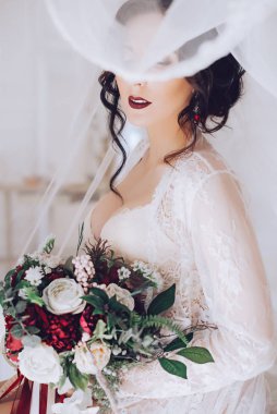 Güzel genç gelin beyaz gelinlik iç çamaşırı