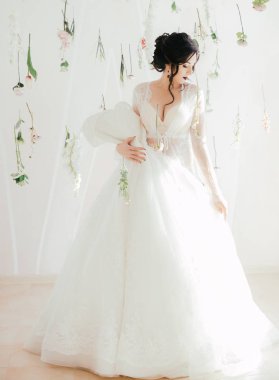 Beyaz düğün elbise poz içinde güzel genç gelin 