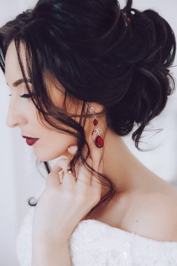 Beyaz düğün elbise poz içinde güzel genç gelin 