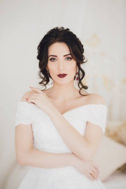 Beyaz düğün elbise poz içinde güzel genç gelin 