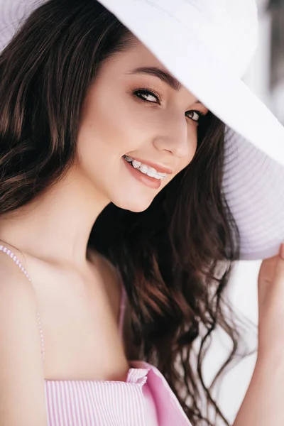 Güzel Genç Pembe Elbise Şapka Poz Portresi — Stok fotoğraf
