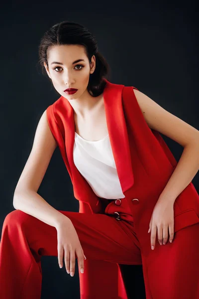 Hermosa Joven Posando Pantalones Rojos Posando Estudio —  Fotos de Stock