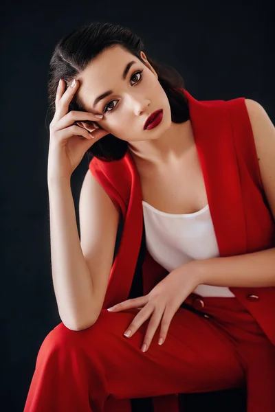 Kırmızı Pantolon Studio Poz Poz Güzel Genç Kadın — Stok fotoğraf