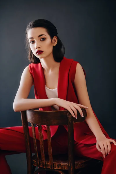 Krásná Mladá Žena Pózuje Červených Kalhotách Pózuje Studiu — Stock fotografie