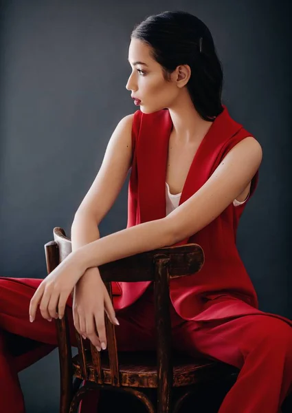 Mulher Bonita Posando Calças Vermelhas Posando Estúdio — Fotografia de Stock