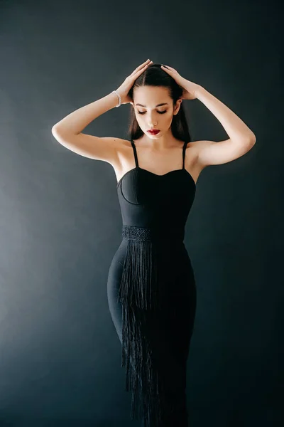 Hermosa Joven Posando Vestido Negro Estudio —  Fotos de Stock