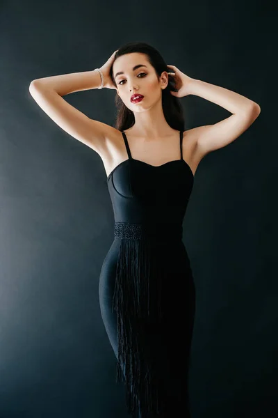 Hermosa Joven Posando Vestido Negro Estudio —  Fotos de Stock