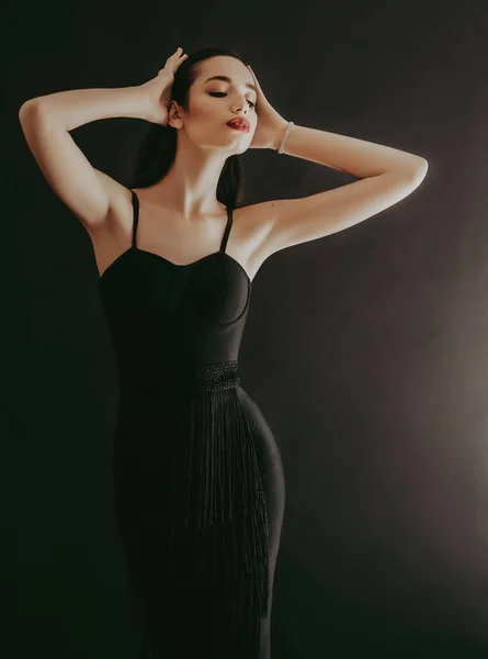 Hermosa Joven Posando Vestido Negro Estudio — Foto de Stock