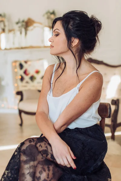 Красива Молода Жінка Позує Чорній Спідниці — стокове фото