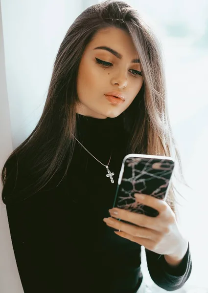 Mujer Hermosa Posando Con Teléfono — Foto de Stock