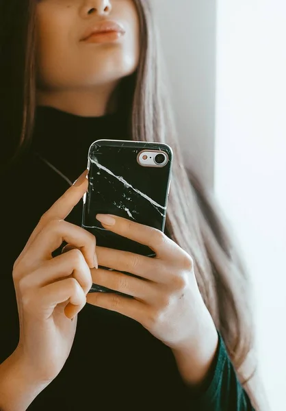 Belle Jeune Femme Avec Téléphone — Photo