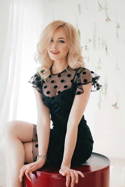 Hermosa Joven Rubia Posando Vestido Negro —  Fotos de Stock