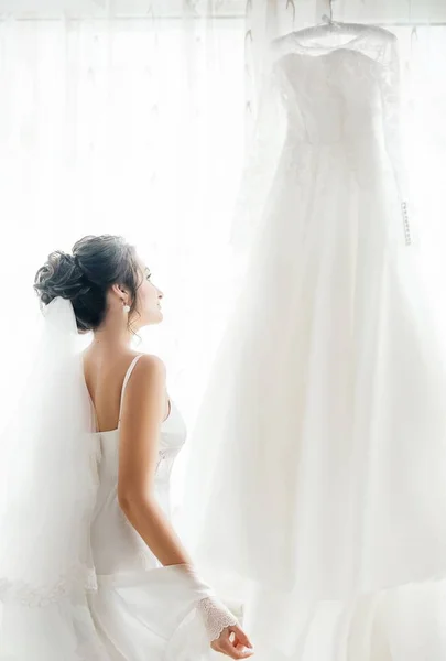 Schöne Junge Braut Posiert Mit Weißem Brautkleid — Stockfoto