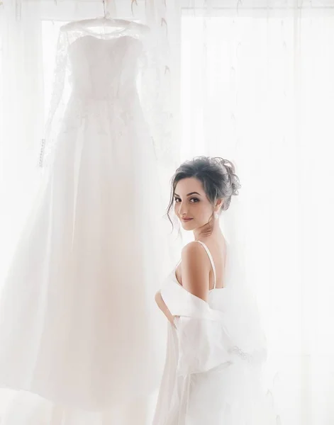 Schöne Junge Braut Posiert Mit Weißem Brautkleid — Stockfoto