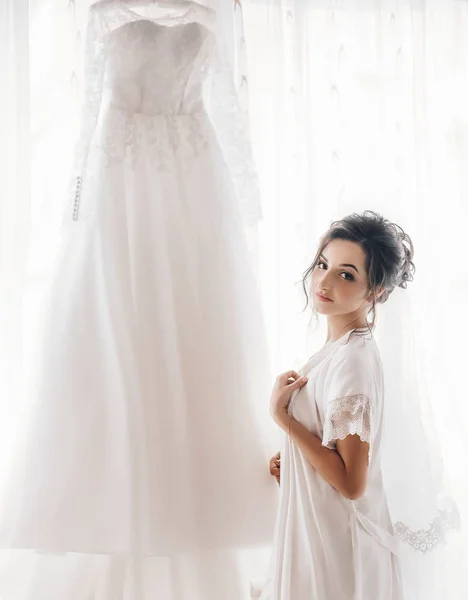 Beautiful Young Bride Posing White Wedding Dress — Stock Photo, Image