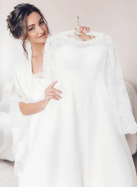 Красивая Молодая Невеста Позирует Белом Свадебном Платье — стоковое фото