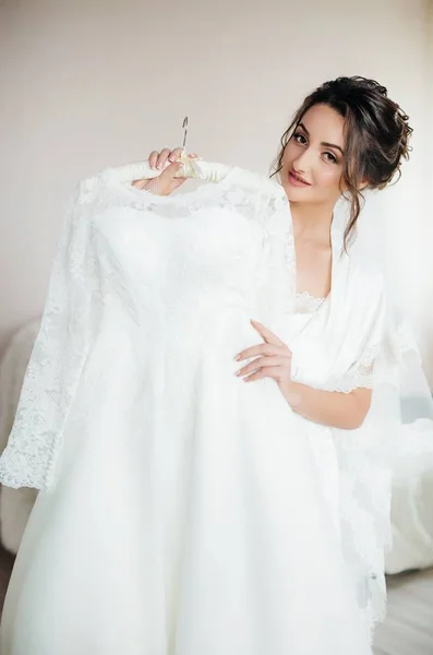 Schöne Junge Braut Posiert Mit Weißem Brautkleid — Stockfoto