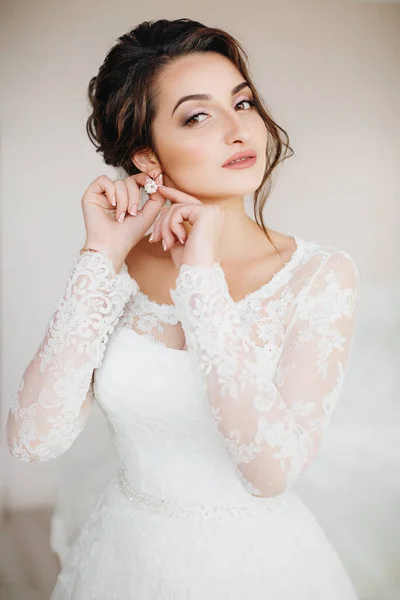 Belle Jeune Mariée Robe Mariée Blanche Posant — Photo