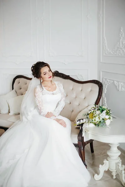 Schöne Junge Braut Weißen Brautkleid Posiert Mit Blumen — Stockfoto