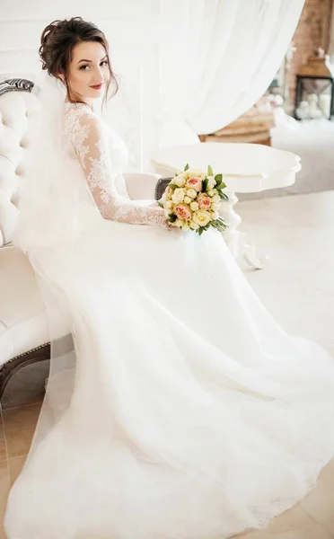 Bela Noiva Jovem Vestido Noiva Branco Posando Com Flores — Fotografia de Stock