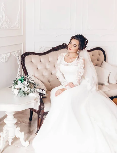 Belle Jeune Mariée Robe Mariée Blanche Posant Avec Des Fleurs — Photo