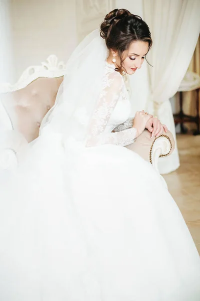 Bela Jovem Noiva Branco Vestido Noiva Posando — Fotografia de Stock