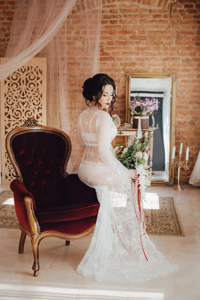 Красивая Молодая Невеста Белом Свадебном Белье — стоковое фото