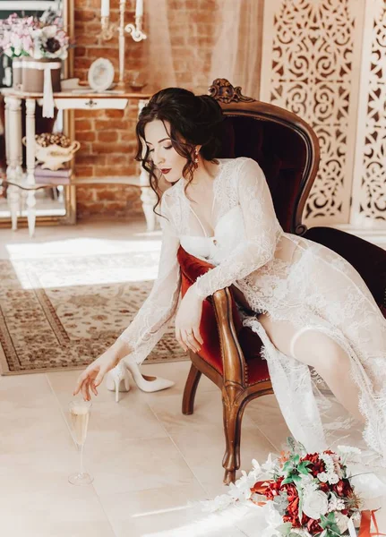 白い結婚式のランジェリーの美しい若い花嫁 — ストック写真