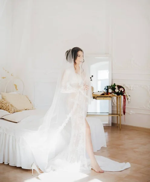 Gyönyörű Fiatal Menyasszony Fehér Esküvői Fehérnemű — Stock Fotó