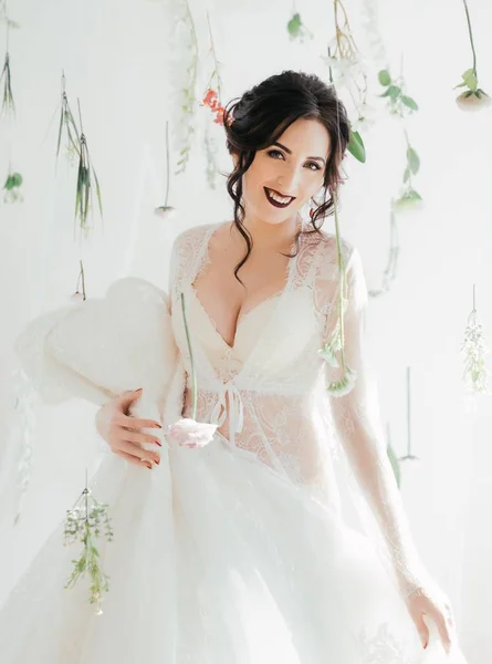 Schöne Junge Braut Weißen Brautkleid Posiert — Stockfoto
