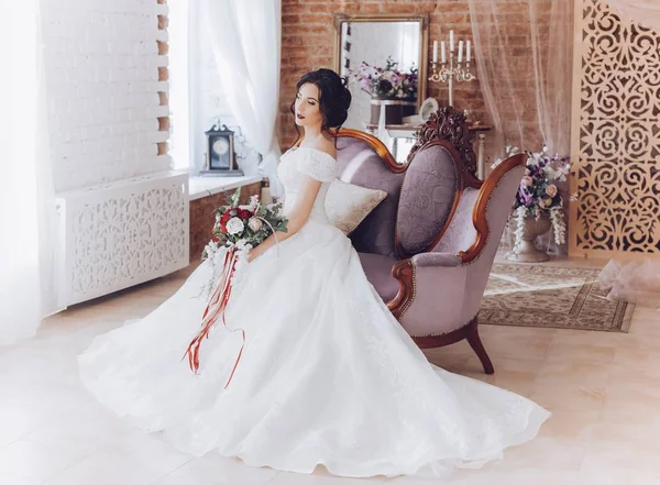 Красива Молода Наречена Білій Весільній Сукні Позує Квітами — стокове фото