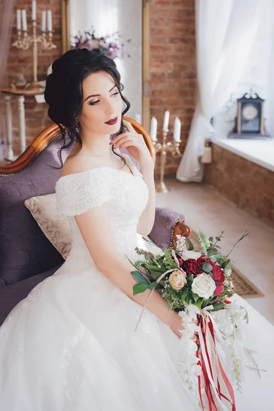 Krásná Mladá Nevěsta Bílých Svatebních Šatech Pózuje Květinami — Stock fotografie