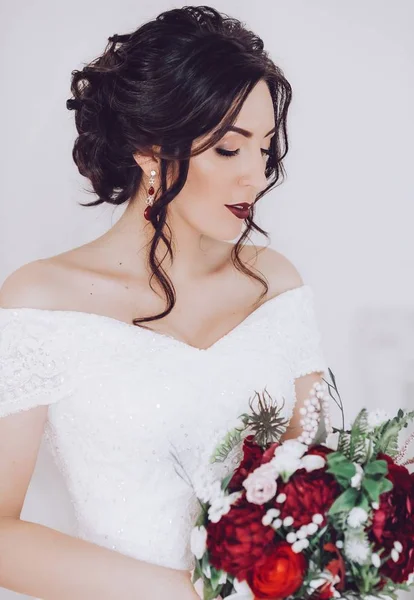 Красивая Молодая Невеста Белом Свадебном Платье Позирует Цветами — стоковое фото