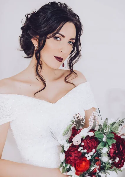 Schöne Junge Braut Weißen Brautkleid Posiert Mit Blumen — Stockfoto