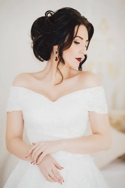 Bella Giovane Sposa Abito Sposa Bianco Posa — Foto Stock