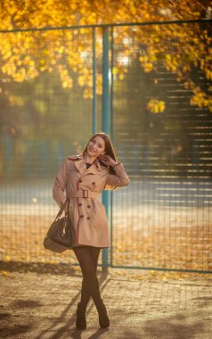 Sonbahar parkta poz güzel genç kadın