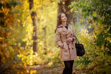 Sonbahar parkta poz güzel genç kadın