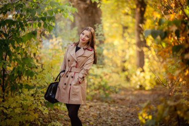 Sonbahar parkta poz güzel genç kadın