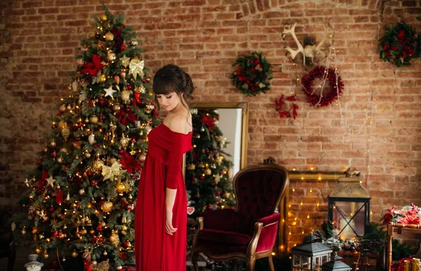 Mulher Bonita Vestido Vermelho Perto Árvore Natal Posando Casa — Fotografia de Stock