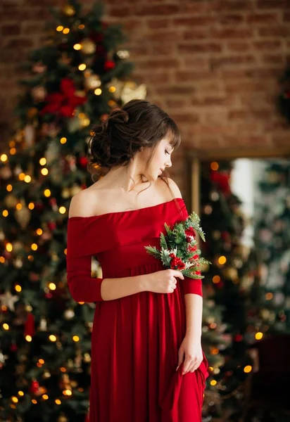 Bella Donna Abito Rosso Vicino All Albero Natale Posa Casa — Foto Stock