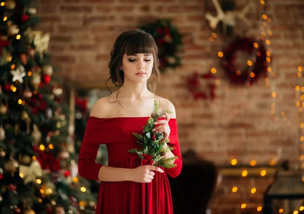 Mulher Bonita Vestido Vermelho Perto Árvore Natal Posando Casa — Fotografia de Stock