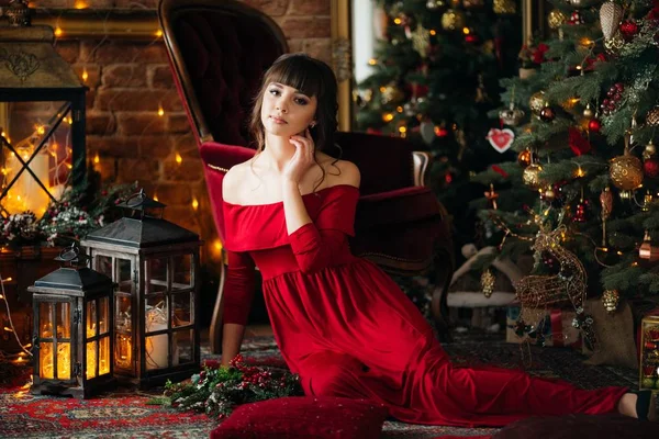 Bella Donna Abito Rosso Vicino All Albero Natale Posa Casa — Foto Stock