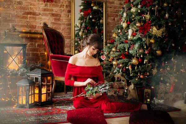 Mulher Bonita Vestido Vermelho Perto Árvore Natal Posando Casa — Fotografia de Stock