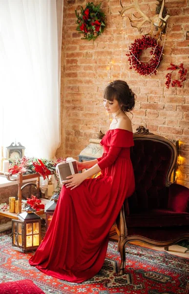Mulher Bonita Vestido Vermelho Perto Árvore Natal Posando Casa — Fotografia de Stock