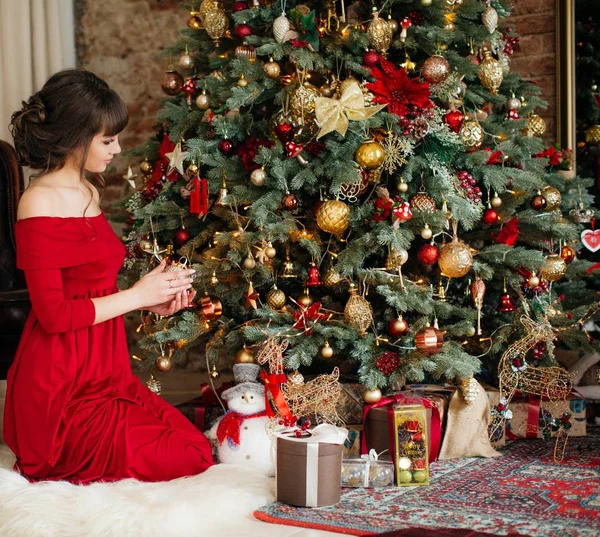 Mulher Bonita Vestido Vermelho Perto Árvore Natal Posando Casa — Fotografia de Stock