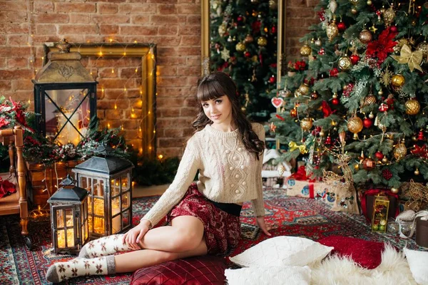 Красивая Женщина Возле Рождественской Елки Позирует Дома — стоковое фото