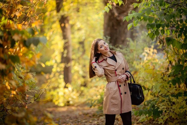 Schöne Junge Frau Posiert Herbst Park — Stockfoto