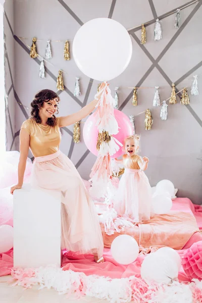 Mãe Feliz Com Filha Bonita Quarto Festa Aniversário — Fotografia de Stock