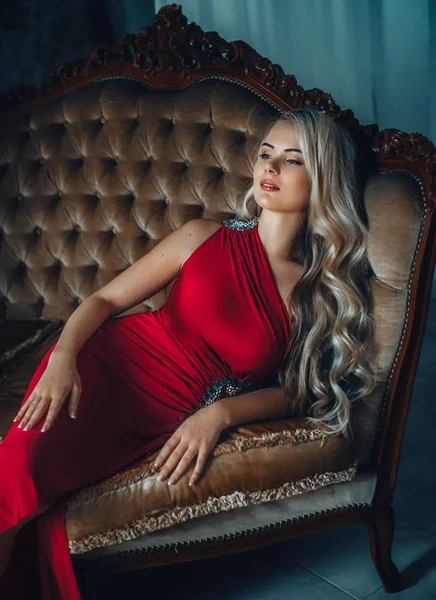 Mooie Jonge Blonde Vrouw Poseren Rode Jurk — Stockfoto