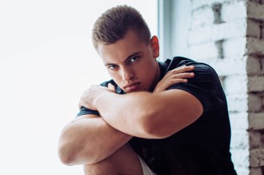 Şık adam Studio poz